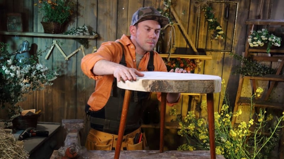 Z kulatiny a staré židle můžete vyrobit originální stoleček